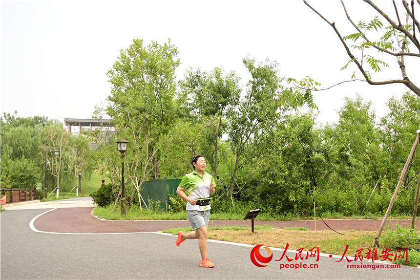 雄安群眾在公園晨跑。胡忠攝