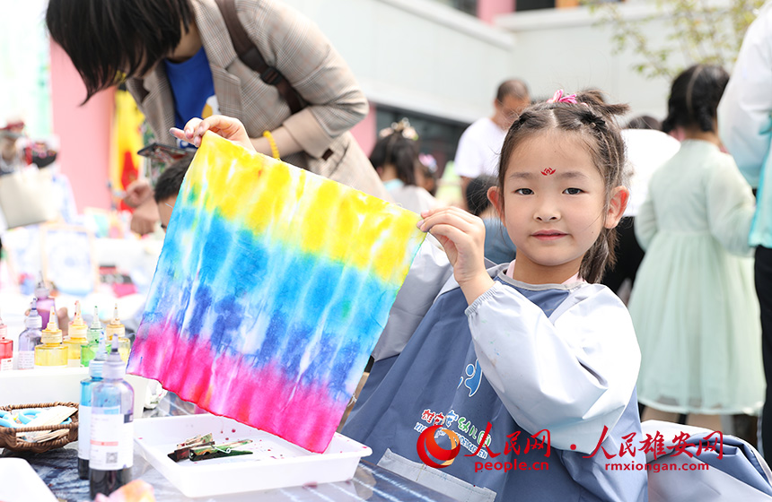 5月31日，雄安容和樂安幼兒園舉辦傳統(tǒng)文化游園活動。活動邀請了雄安當?shù)胤沁z文化傳承人走進幼兒園，與孩子和家長交流互動。通過現(xiàn)場接觸非遺項目，讓孩子們零距離認識非遺、熟悉非遺，感受非遺之美。人民網(wǎng) 李兆民攝