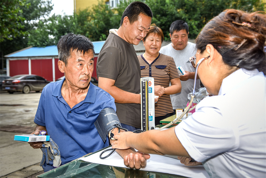 2023年8月27日，涿州市碼頭中心衛(wèi)生院巡回醫(yī)療隊(duì)，在為向三村民體檢身體并免費(fèi)發(fā)放常規(guī)藥。劉永興 攝 (2)