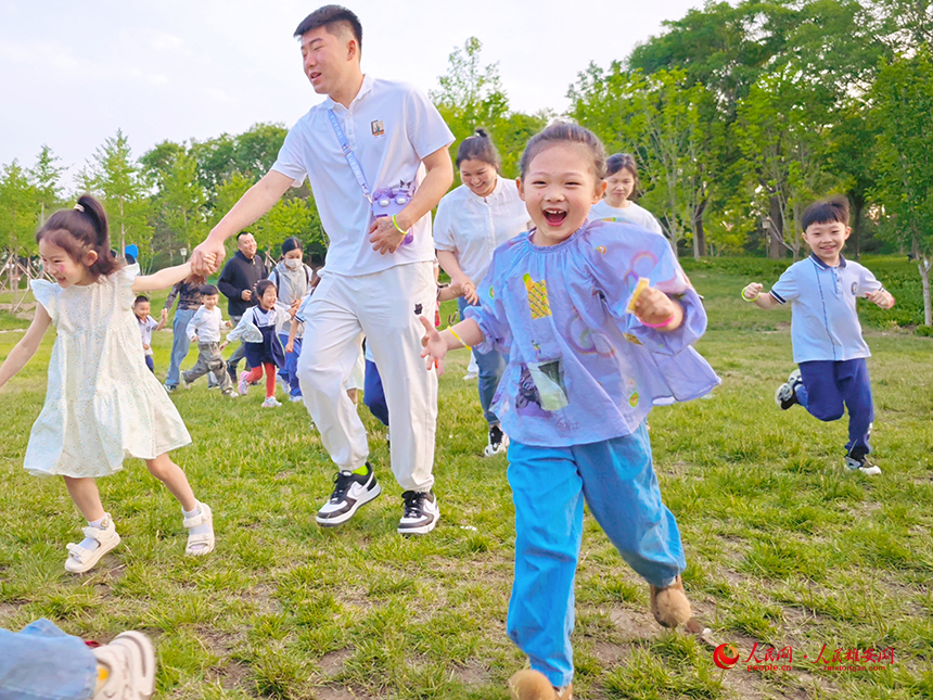 雄安容和容德幼兒園孩子們開始“貓鼠大戰(zhàn)”前的熱身運動。人民網(wǎng)記者 李兆民攝